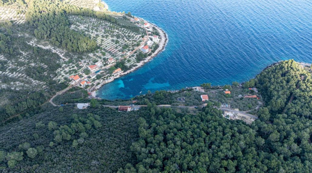 Pozemok s výhľadom na more a súkromným lesom – jedinečná kombinácia pokoja a prírody