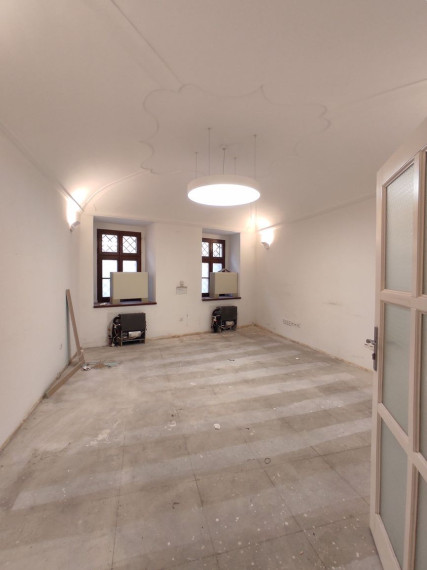 Obchodno-kancelársky priestor na prízemí, s vlastným vstupom 79,15m2 v centre na Panenskej ulici - Staré Mesto TOP