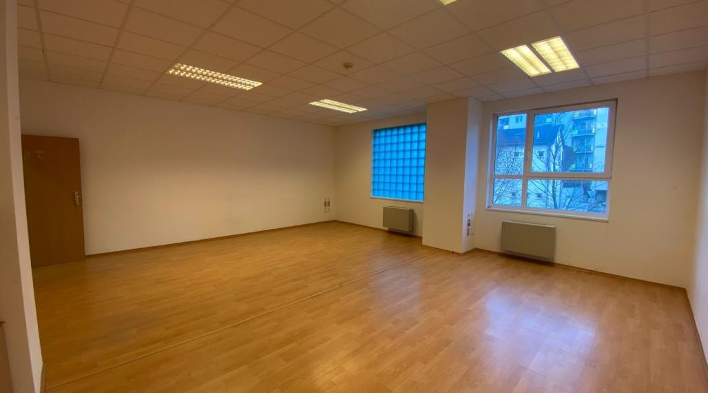 Kancelársky priestor 38,12m2 v Petržalke na Úderníckej ul.