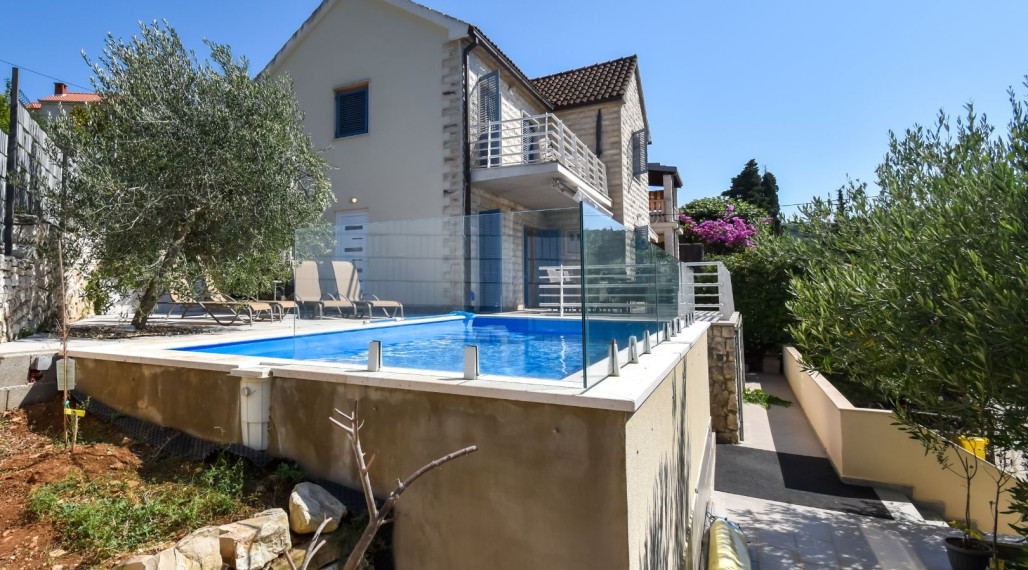 Priestranný dom s výhľadom na more, atraktívna lokalita, Splitska, ostrov Brač