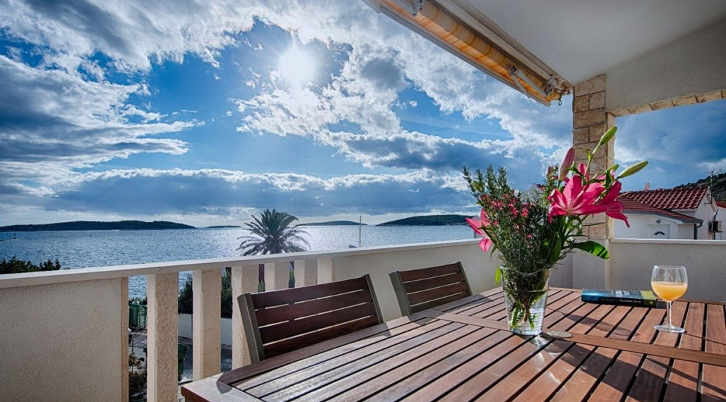 Predaj, novozrekonštruovaný dom s 3 bytmi, Vis, 100 m od mora