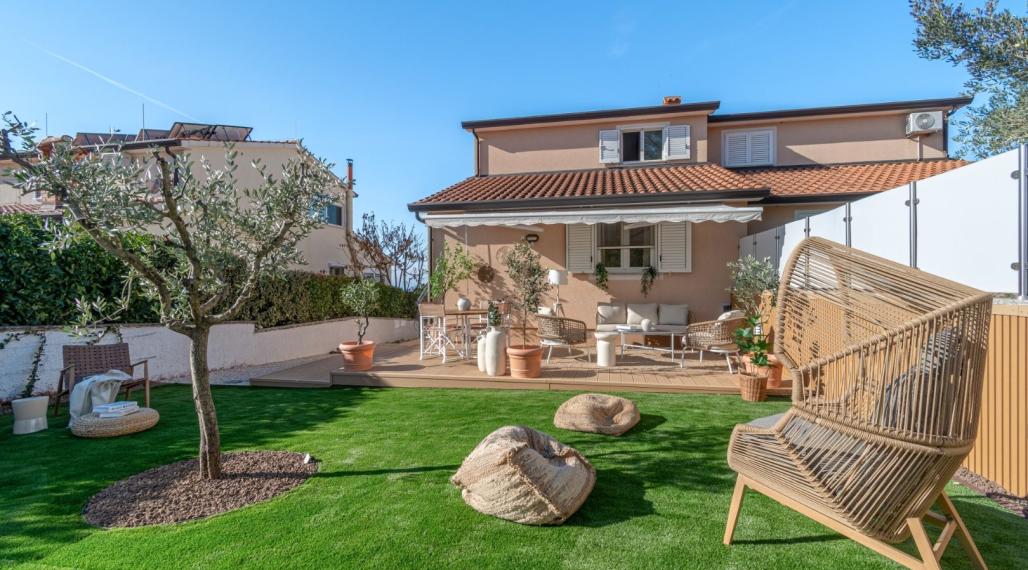 ISTRIA, KAŠTELIR – Novozrekonštruovaný dvojdom s bazénom a výhľadom na more