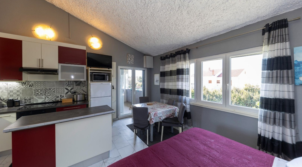 Novozrekonštruovaný dom 287 m², 6 apartmánov, 100 m od mora, Zaton, Zadar