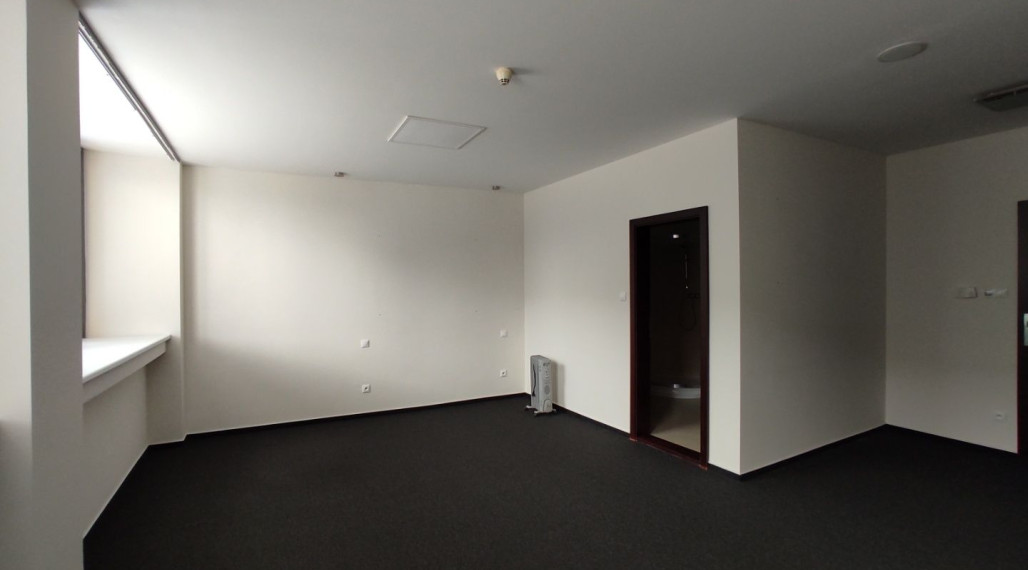 Kancelársky priestor so sociálnym zázemím a parkovaním v Business Hoteli Aston, 36m2