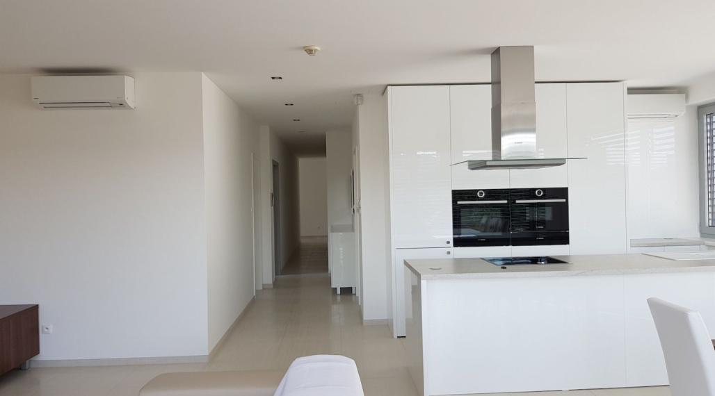 Exkluzívny 5-izb. byt s terasou a parkovaním v rezidenčnej vile na prenájom, Tajovského-Staré Mesto