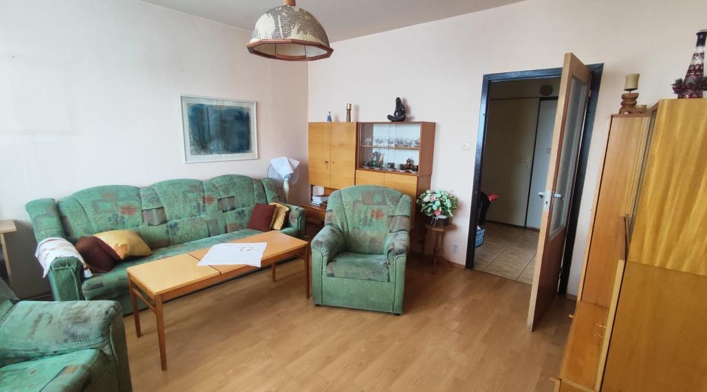 Na predaj 3 izbový byt s lodžiou a pivnicou v pôvodnom stave - Žilina