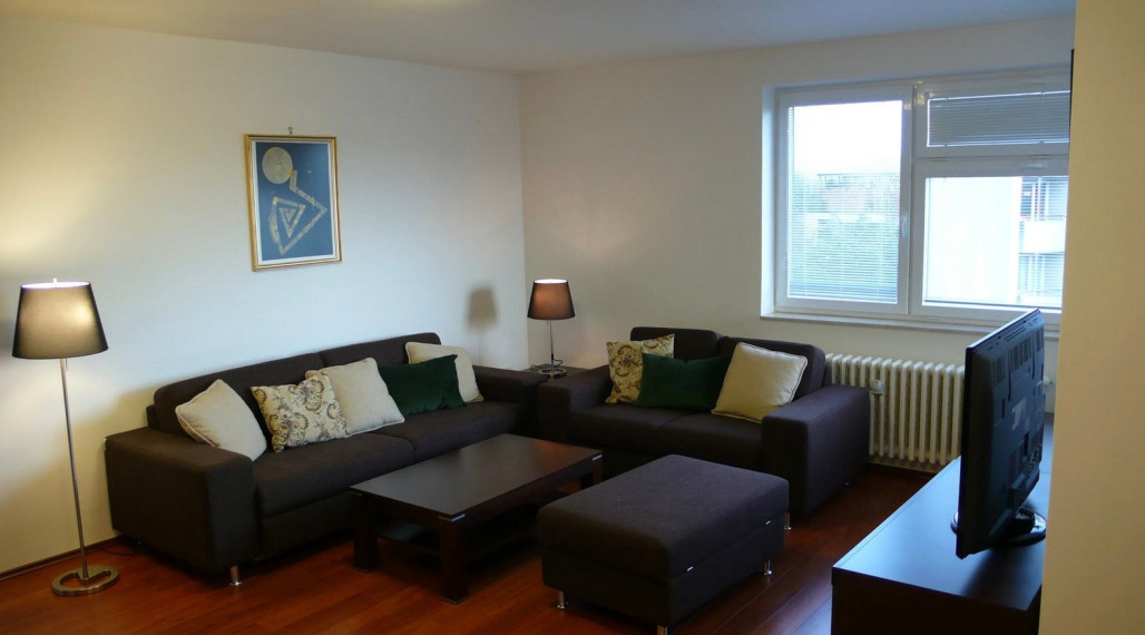 Na prenájom priestranný 4-izbový byt na Martinengovej ulici - Bratislava I TOP