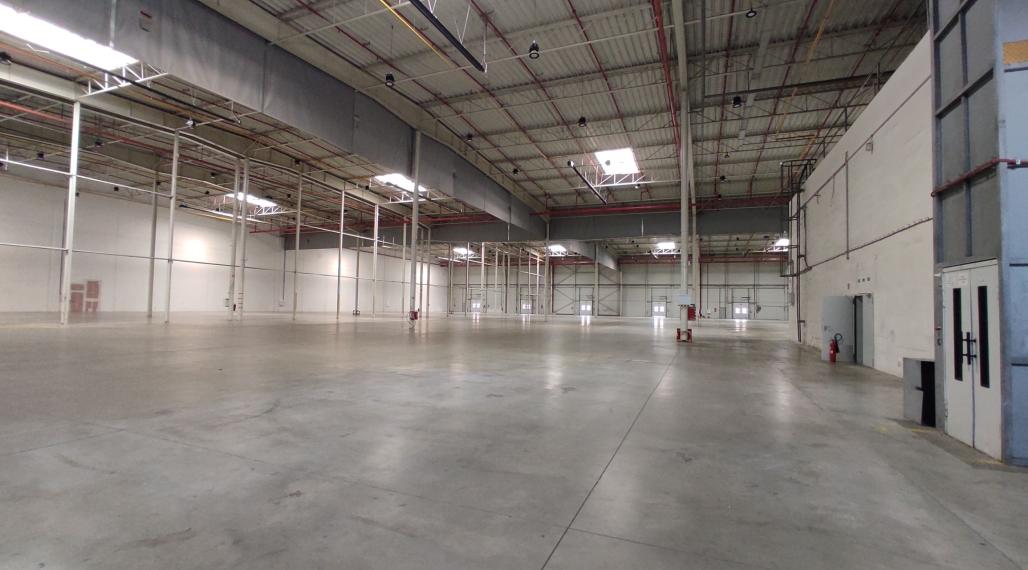 SKLAD / HALA / výrobné priestory v RAČI 5.500m2 na prenájom, s možnosťou kancelárií