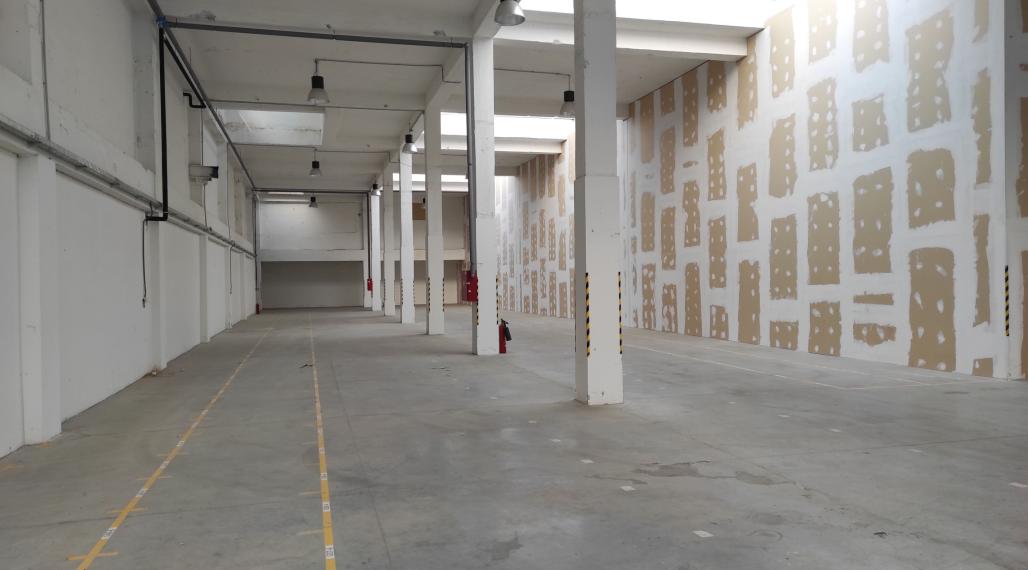 Skladové priestory 366-950m2 na poschodí objektu na prenájom, nákladný výťah/nakladacia rampa, RAČA