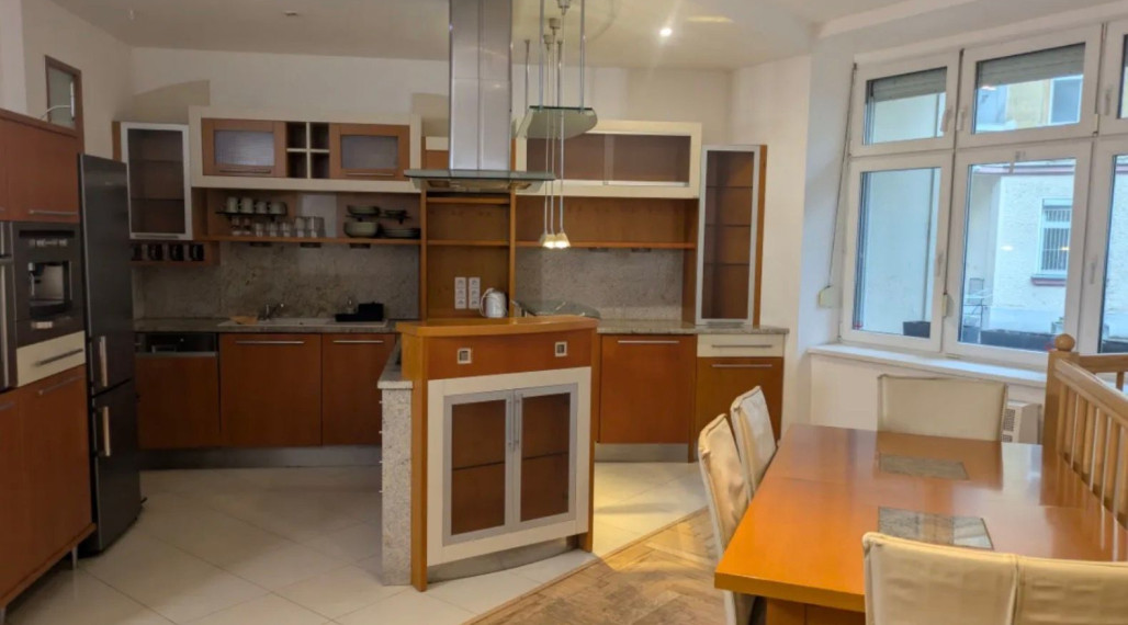 Na prenajom 4-izbový byt priamo v centre Starého mesta Bratislavy TOP