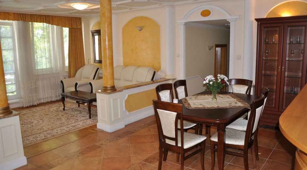 Na prenájom elegantný klimatizovaný 4-izbový byt - Bratislava I TOP