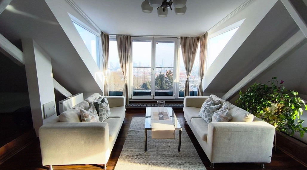 Na prenájom 2-izbový podkrovný byt s francúzskym balkónom a s garážou, Bratislava I TOP