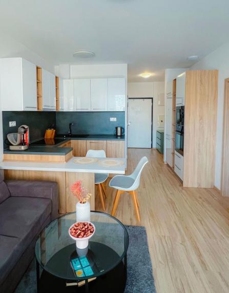 Na prenájom moderný, kompletne zariadený 2-izbový byt na ul. Zuzany Chalupovej TOP