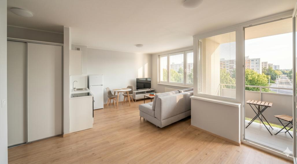 Kompletne zariadený, zrekonštruovaný 1-izbový byt s loggiou priamo pri električke (Nám. Hraničiarov)