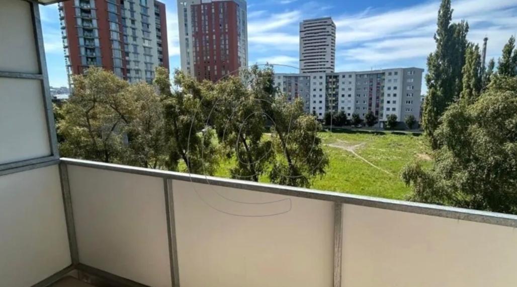 Na predaj priestranný 2-izbový byt v Petržalke TOP