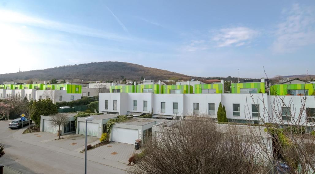 Moderný 4‑úrovňový rodinný dom so záhradou, balkónom a garážou na predaj TOP