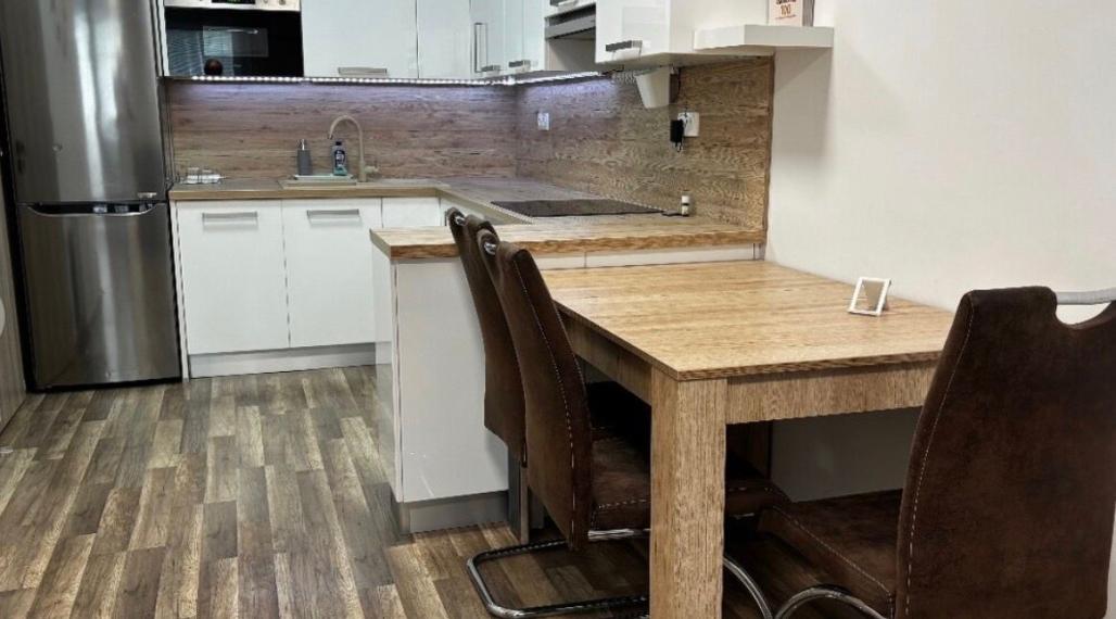 Na predaj moderný a kompletne zariadený 2-izbový byt v Rači TOP