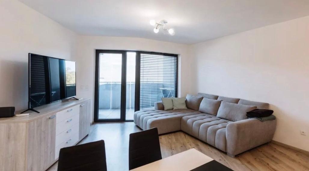 Na prenájom priestranný a kompletne zariadený 2-izbový byt, Bratislava III TOP