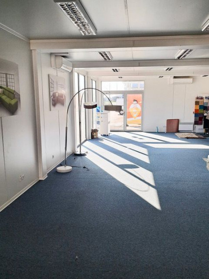 TOP! Samostatný kontajner 216 m2 umiestnený na parkovisku v etablovanom obchodnom centre v Bratislave oproti OC AVION a IKEA