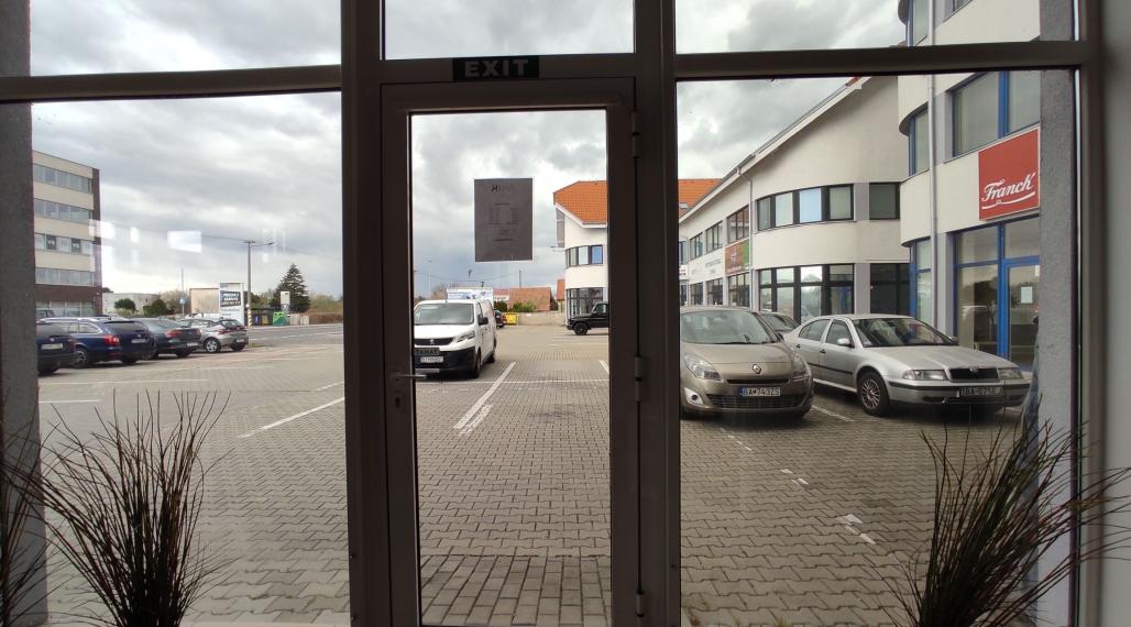 Obchodný priestor 78m2 s PARKINGOM a výkladmi do frekventovanej cesty, Ulica Svornosti