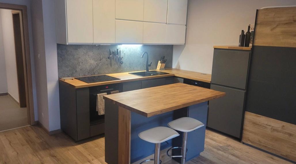 Na predaj moderný 1-izbový byt s veľkým balkónom a strešnou záhradou v projekte Premiere, BA I TOP