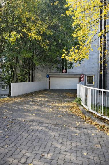 Na predaj priestranná nadrozmerná garáž v parkovacom dome na Medveďovej ulici v Petržalke