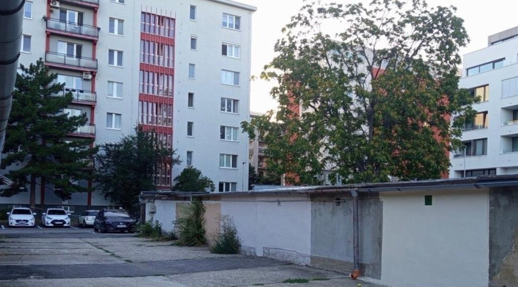 Na predaj murovaná radová garáž na Haburskej ulici v Bratislave