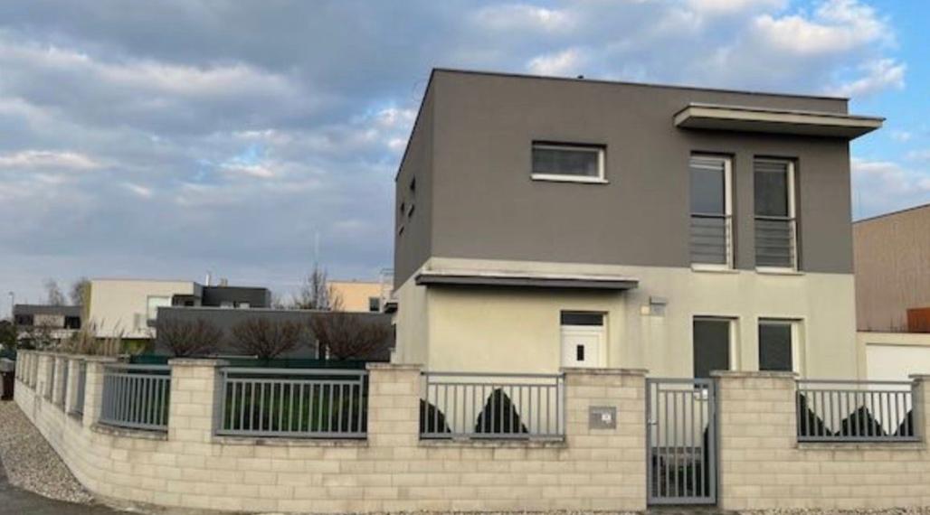 Na predaj priestranný 5-izbový rožný rodinný dom situovaný v pokojnej a vyhľadávanej lokalite
