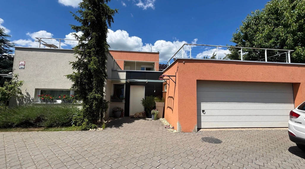 Na predaj priestranný, čiastočne zrekonštruovaný 5-izbový rodinný dom o rozlohe 227m2