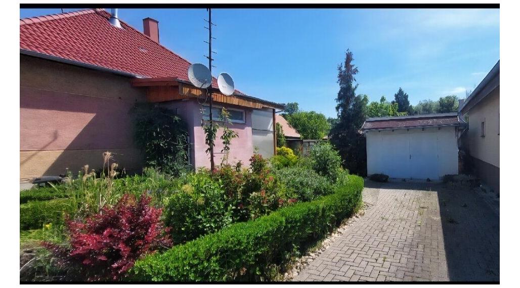 Na predaj priestranný, čiastočne zrekonštruovaný 1-podlažný rodinný dom s veľkým pozemkom 