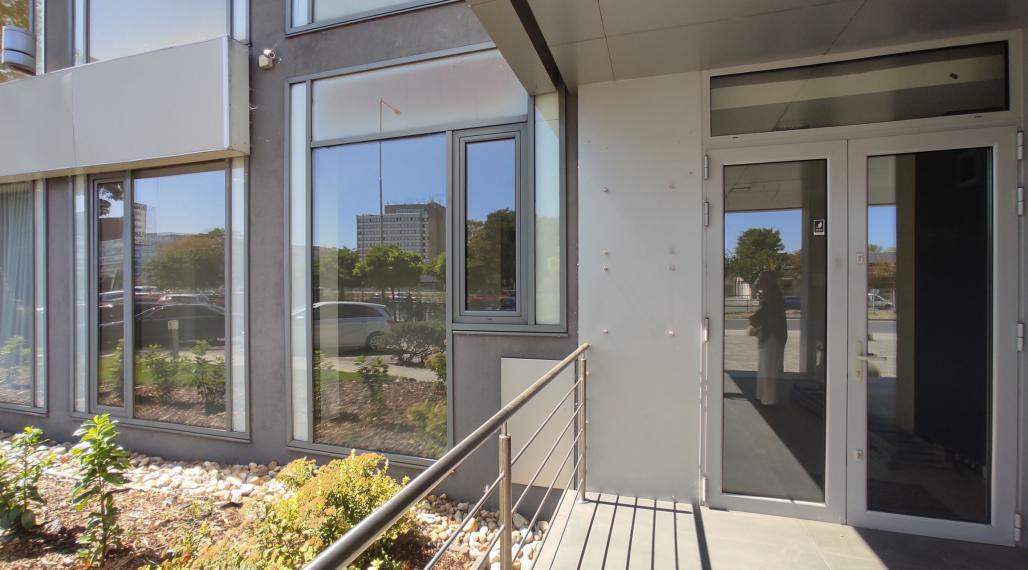 Obchodný/showroom priestor s výkladmi do Bajkalskej ulice, 145m2