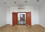 Uzavretý admin. celok v krásnej historickej budove, 148m2, 2 parkovacie miesta - fotografia 2