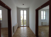 Uzavretý admin. celok v krásnej historickej budove, 148m2, 2 parkovacie miesta - fotografia 3