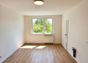 Na predaj útulný a moderne zrekonštruovaný 1,5-izbový byt v stave holobyt  - fotografia 1