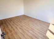 Na predaj útulný a moderne zrekonštruovaný 1,5-izbový byt v stave holobyt  - fotografia 3