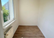 Na predaj útulný a moderne zrekonštruovaný 1,5-izbový byt v stave holobyt  - fotografia 4