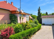 Na predaj priestranný, čiastočne zrekonštruovaný 1-podlažný rodinný dom s veľkým pozemkom  - fotografia 1