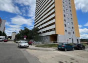 Na predaj priestranný a dobre dispozične riešený 1-izbový byt s loggiou - fotografia 1