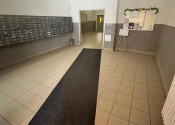 Na predaj priestranný a dobre dispozične riešený 1-izbový byt s loggiou - fotografia 11
