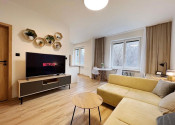 Na dlhodobý prenájom kompletne zrekonštruovaný a moderne zariadený 2-izbový byt - fotografia 1