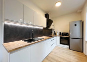 Na dlhodobý prenájom kompletne zrekonštruovaný a moderne zariadený 2-izbový byt - fotografia 3