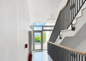 Na prenájom priestranný, nadštandardný a kompletne zariadený 2-izbový byt - fotografia 21