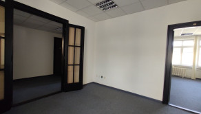 Kancelársky celok v historickej budove centre Bratislavy na Grossligovej ulici, aj s parkovaním, 109,38 m2, 147m2 alebo 169,30 m2 - fotografia 4