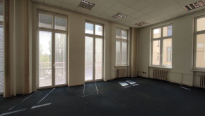 Kancelárske priestory v historickej budove centre Bratislavy na Grossligovej ulici, aj s parkovaním, 109,38 m2, 147m2 alebo 169,30 m2 - fotografia 2
