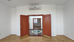 Uzavretý admin. celok v krásnej historickej budove, 148m2, 2 parkovacie miesta - fotografia 2
