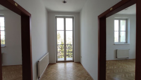 Uzavretý admin. celok v krásnej historickej budove, 148m2, 2 parkovacie miesta - fotografia 3