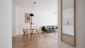Na predaj moderný a príjemne presvetlený 2-izbový byt s veľkorysým 10 m2 balkónom, BA II TOP - fotografia 1