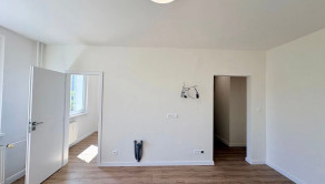 Na predaj útulný a moderne zrekonštruovaný 1,5-izbový byt v stave holobyt  - fotografia 2