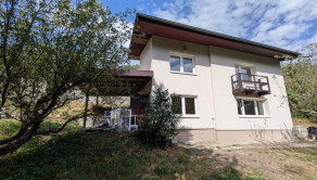 Na predaj slnečný 4-izbový domček v krásnej a pokojnej lokalite  - fotografia 1