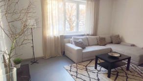 Priestranný 2-izbový byt na predaj s výmerou 65 m², balkónom a pivnicou na Karadžičovej ulici, TOP - fotografia 1